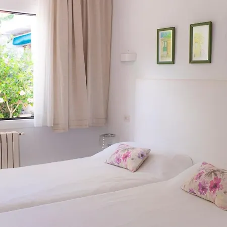 Mit Garten, Sonnenterrasse Sowie Ueberdachter Terrasse Und Pool In Strandnaehe بيت للعطل *