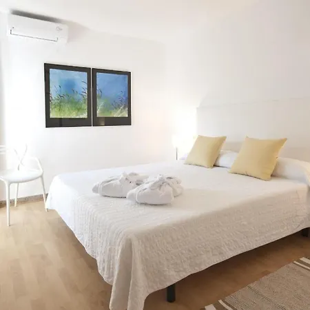 Mit Garten, Sonnenterrasse Sowie Ueberdachter Terrasse Und Pool In Strandnaehe كالا راتخاذا