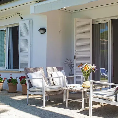 Mit Garten, Sonnenterrasse Sowie überdachter Terrasse Und Pool In Strandnähe