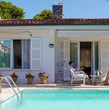 Mit Garten, Sonnenterrasse Sowie Ueberdachter Terrasse Und Pool In Strandnaehe * كالا راتخاذا