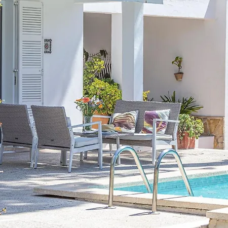 Mit Garten, Sonnenterrasse Sowie Ueberdachter Terrasse Und Pool In Strandnaehe بيت للعطل كالا راتخاذا